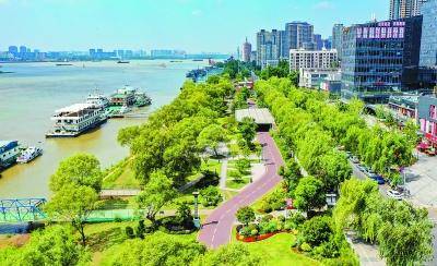 绿色环绕的鼓楼滨江亲水步道，成为市民休闲的好去处。