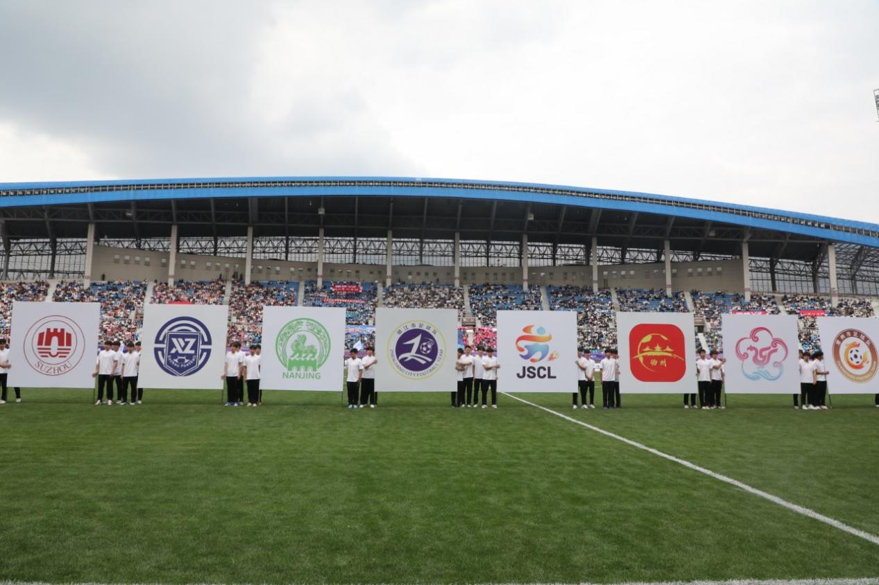 镇江体育会展中心体育场，“苏超”揭幕战前“十三太保”队徽展示。文雯摄