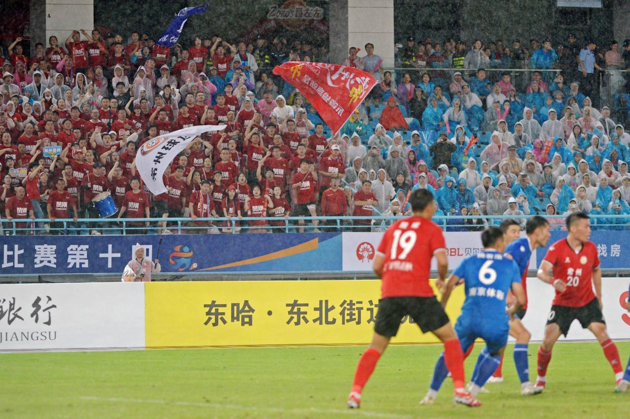 东哈·东北街边烧烤店被网友调侃为常州赛区“最小牌”赞助商。常州市委宣传部供图