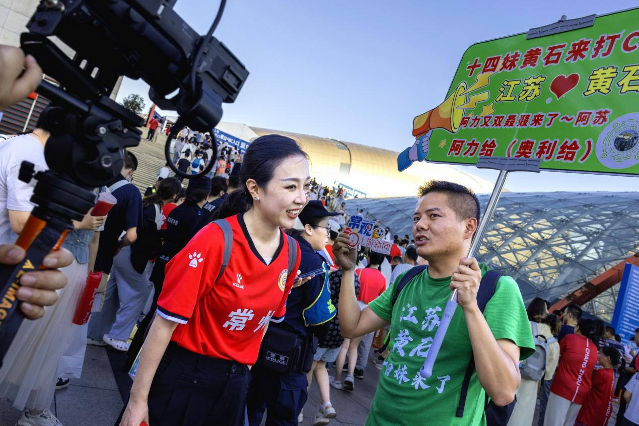 8月16日，常州主场对阵镇江，来自湖北黄石的球迷来常州观赛。沈立群摄