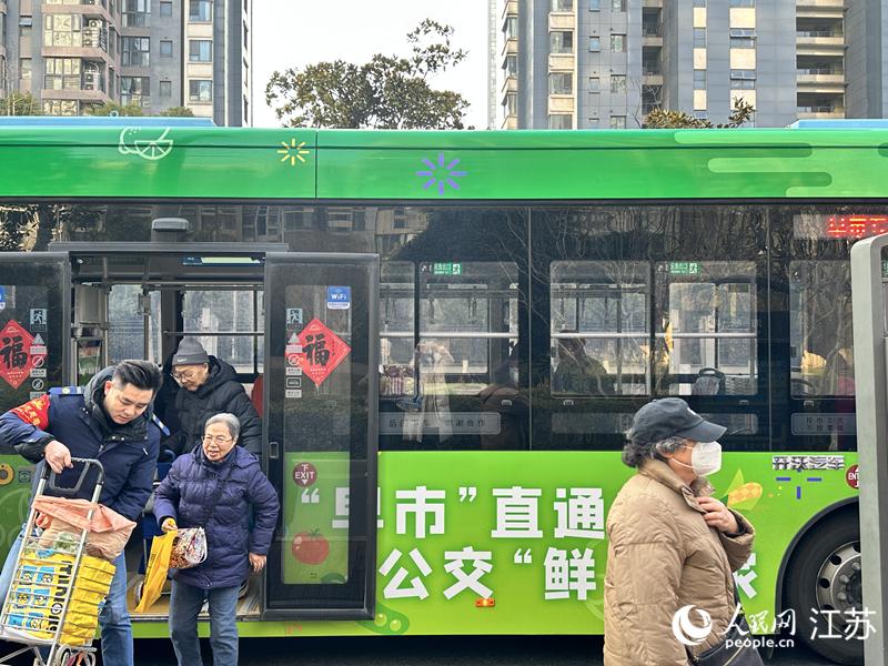 “早市专线”到站，司机帮助居民搬菜。人民网 王纯摄
