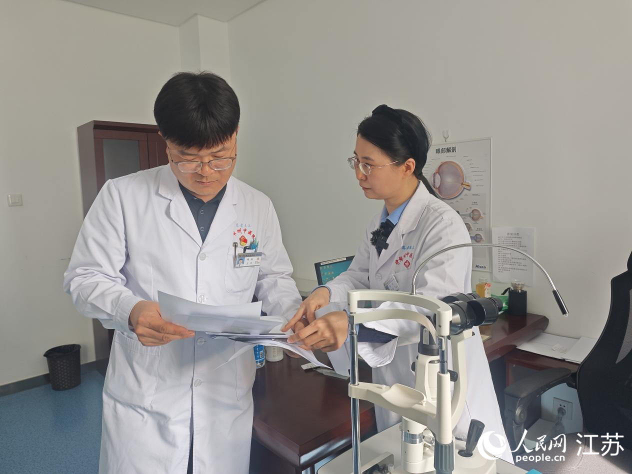 林琳（右）和王庆研讨病例。人民网记者 常雨薇摄