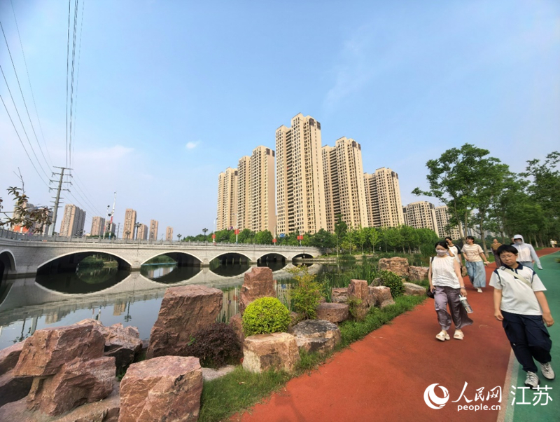 在城市绿道休闲漫步的市民。人民网记者 王继亮摄