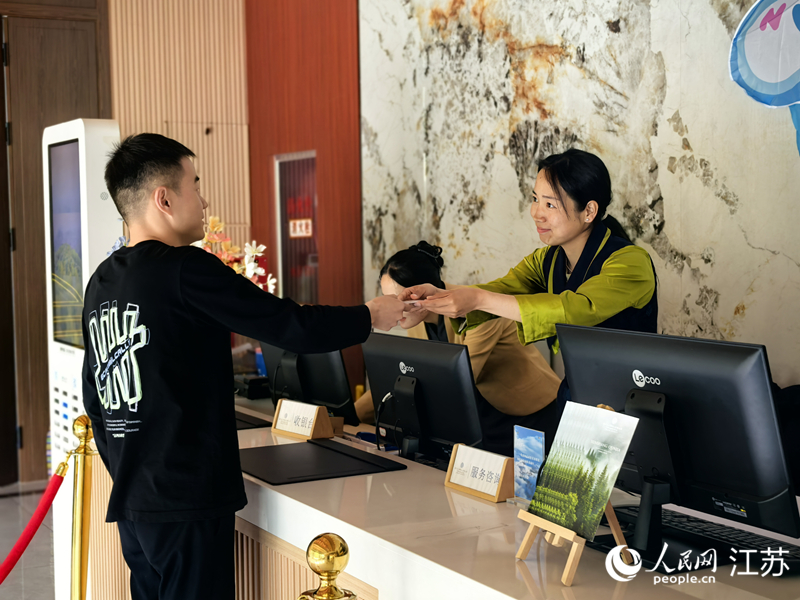 切桑卓玛为游客办理入住。人民网记者 王丹丹摄