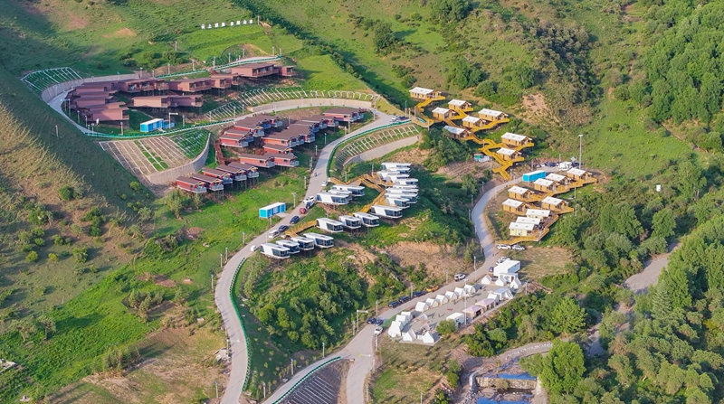 航拍“云上群加·金陵山水”露营基地。江苏援青指挥部供图