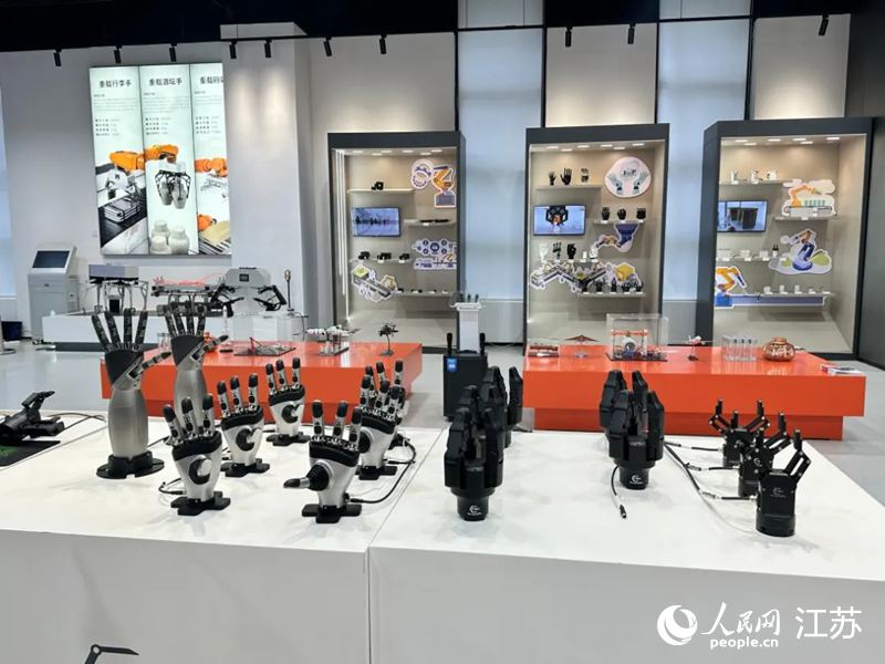 知行机器人科技(苏州)有限公司展厅,灵巧手整齐排列。人民网 王纯摄