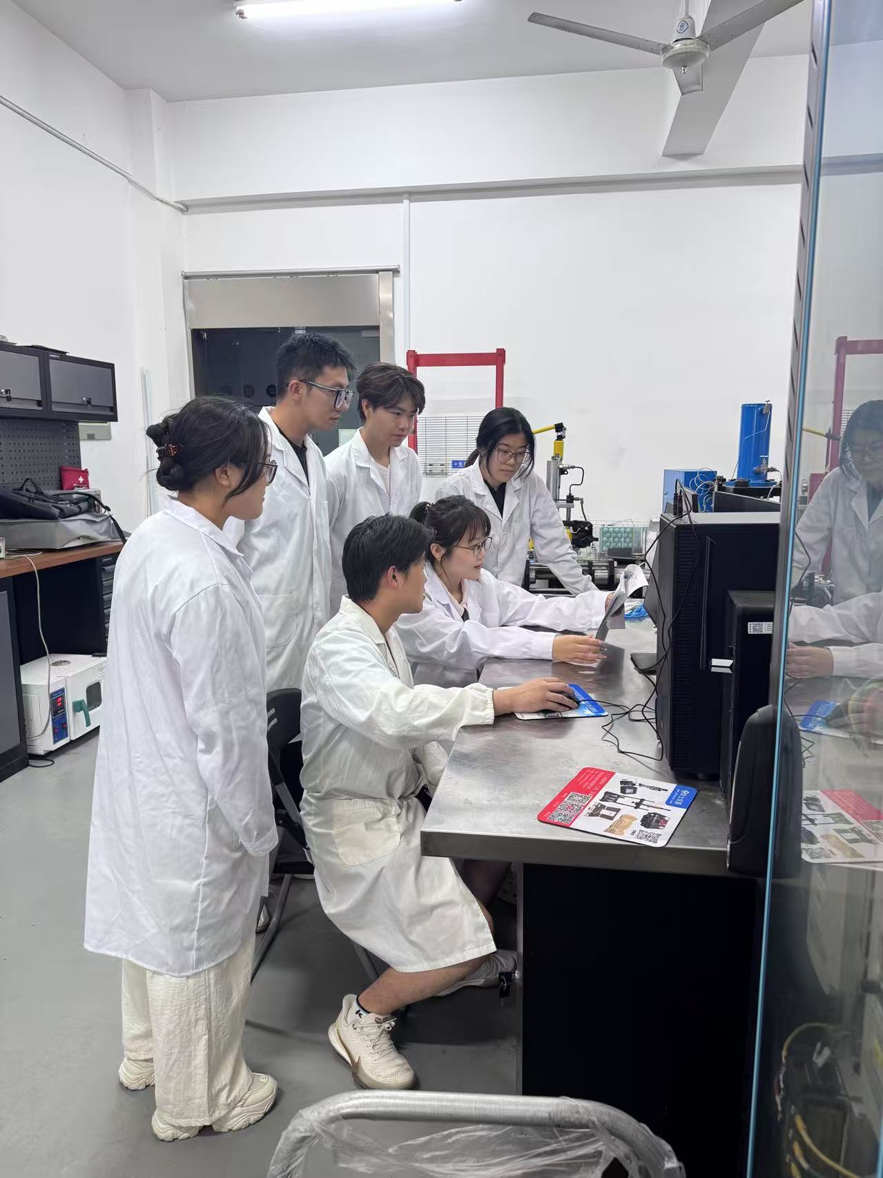 刘雅莉公司的研发人员在实验室工作。受访者供图