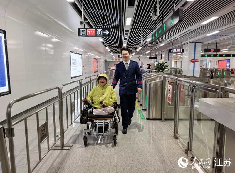 印苏馨(右)与周小珍。人民网记者王继亮摄