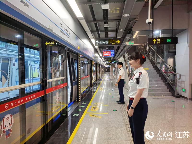 工作中的王佳(女)与陆道。人民网记者 王继亮摄