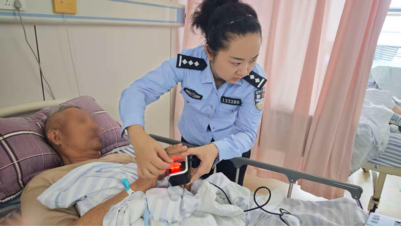 民警为失能群众上门办理身份证。沭阳县政务服务中心供图