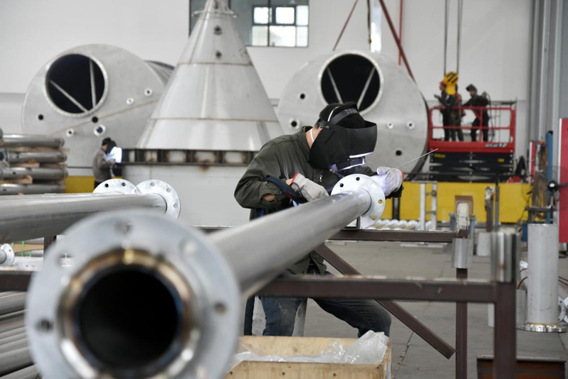 江苏翔瑞智装科技有限公司工人正在作业。马吉摄