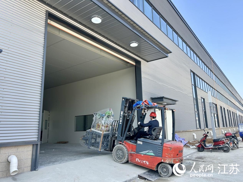 凯米膜项目生产设备进场。人民网 王丹丹摄