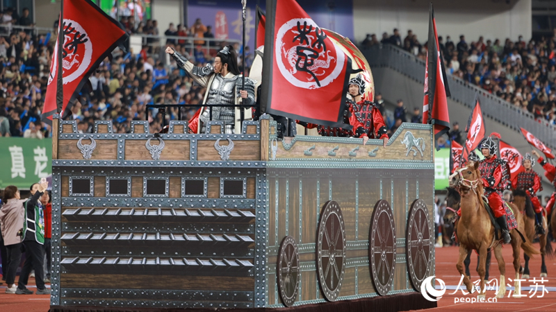 “苏超”比赛现场，演员何润东以项羽影视形象亮相。人民网记者 余乐摄