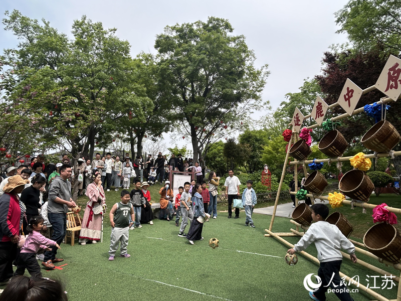 项王故里景区内游客在体验蹴鞠游戏。人民网记者 王丹丹摄