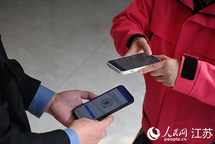 检查开始前，企业人员扫描“入企码”。 人民网记者 鞠峰摄